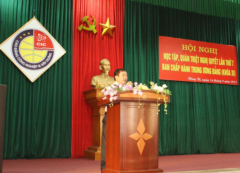 Đ/c Đào Minh Toàn - Ủy viên BCH Đảng bộ, trưởng phòng TCHC kiểm tra tư cách đảng viên 